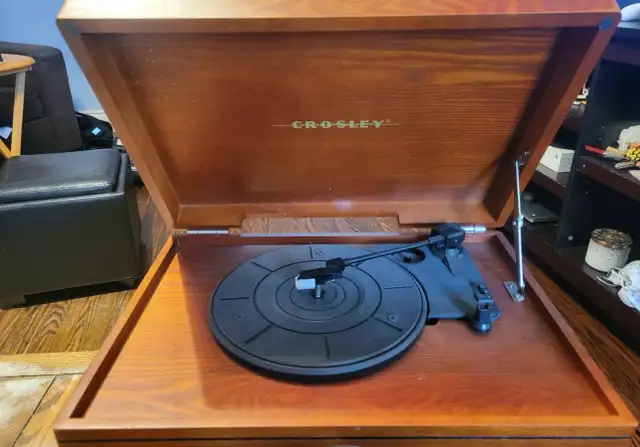 Antique Crosley Record Player with Radio in General Electronics in Oshawa / Durham Region - Image 3