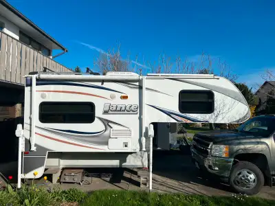Well Maintained, large fridge, Queen size bed, 3 burner stove/oven (new right burner), power jacks w...