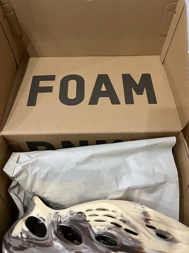 Adidas Yeezy Foam RNR SIZE 11 US in Men's Shoes in Markham / York Region - Image 2