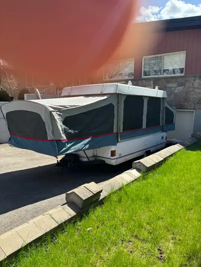 Tente roulotte coleman 1989, prête à camper, lit King à l avant lit queen à l arrière, le toit a été...
