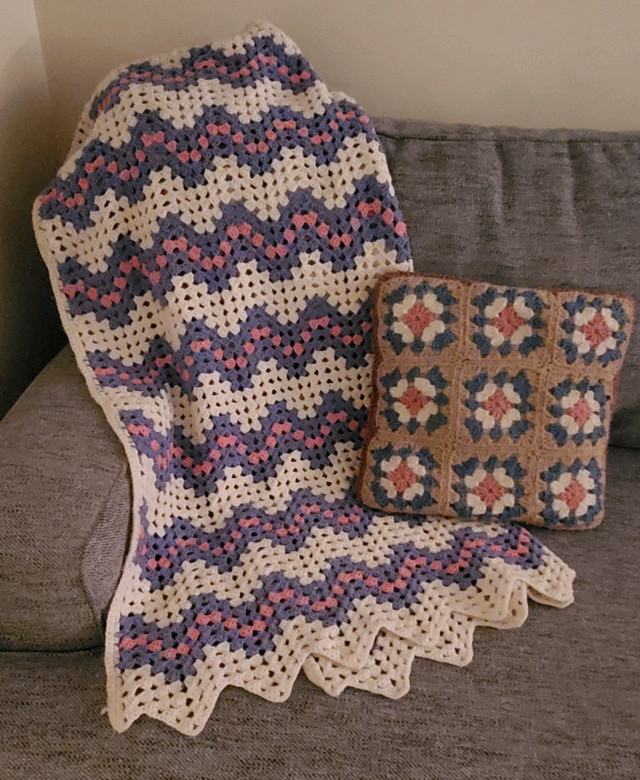 Vintage Handmade Granny Square Crochet Afghan/Throw w Pillow in Home Décor & Accents in Oshawa / Durham Region - Image 3