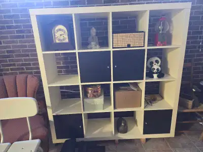 Cette étagère IKEA Kallax à 16 cubes offre une solution de rangement polyvalente et élégante pour to...