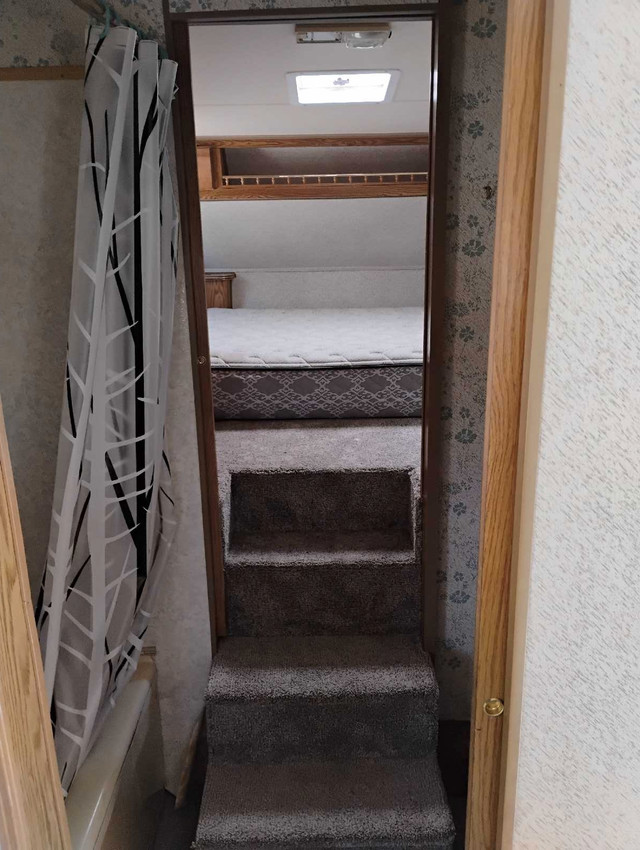 5th Wheel Camping Trailer  in Travel Trailers & Campers in Lethbridge - Image 4