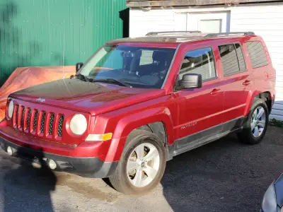 jeep patriot 2013, moteur 2,4l, rouge, toit ouvrant. texto ou cell: 450 613-0197