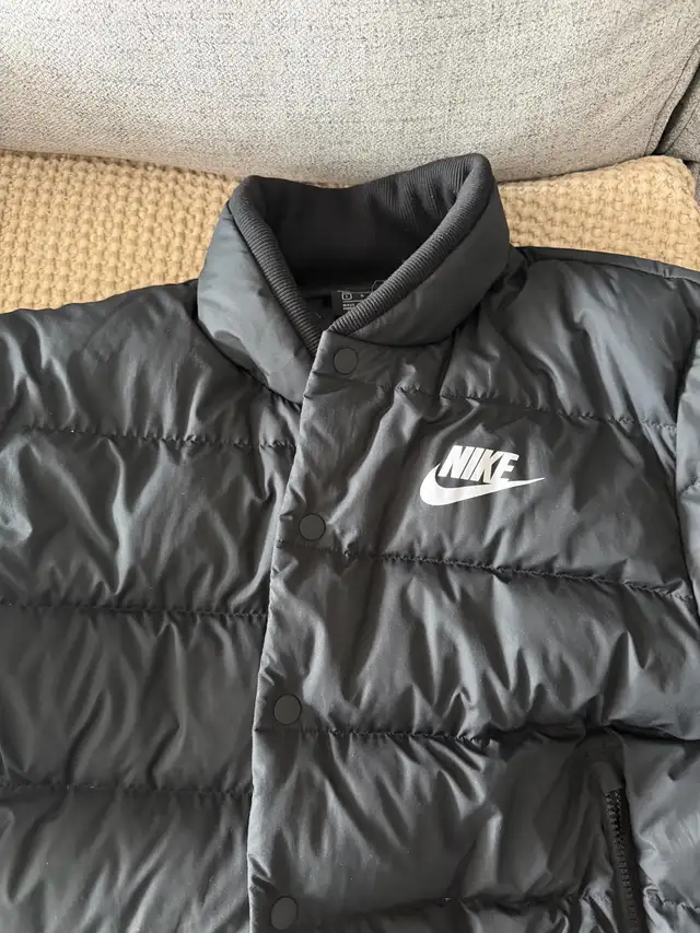 Nike Puffer Jacket  in Men's in Oakville / Halton Region - Image 2
