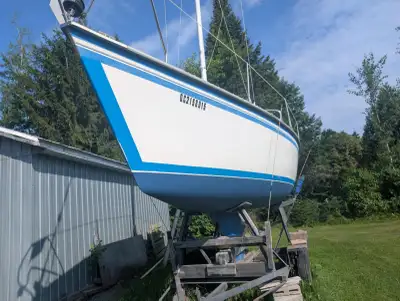 Voilier Hunter 25. 5 pieds avec moteur 9.9 HP en excellent condition avec 2 voile en excellent condi...