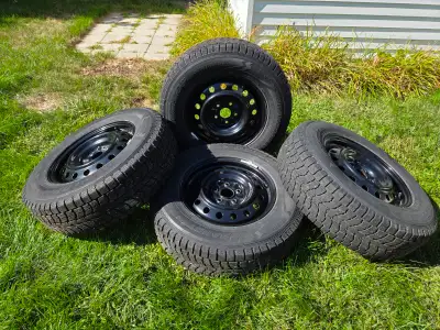 Ensemble de 4 pneus d’hiver Dunlop Grandtrek 225/70R16 avec 4 jantes noires de 16 pouces. Les pneus...