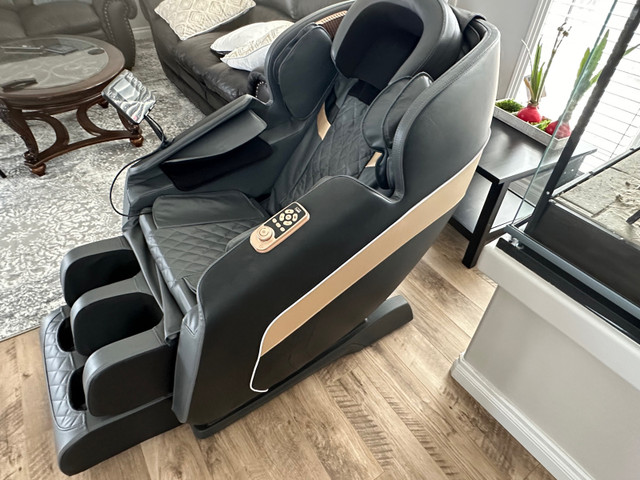 Full body zero gravity massage chair in Chairs & Recliners in Edmonton - Image 2