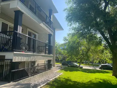 Bright & Spacious 2-Bedroom Apartment 1 full bathroom SW Calgary Pet Friendly Free street parking ri...