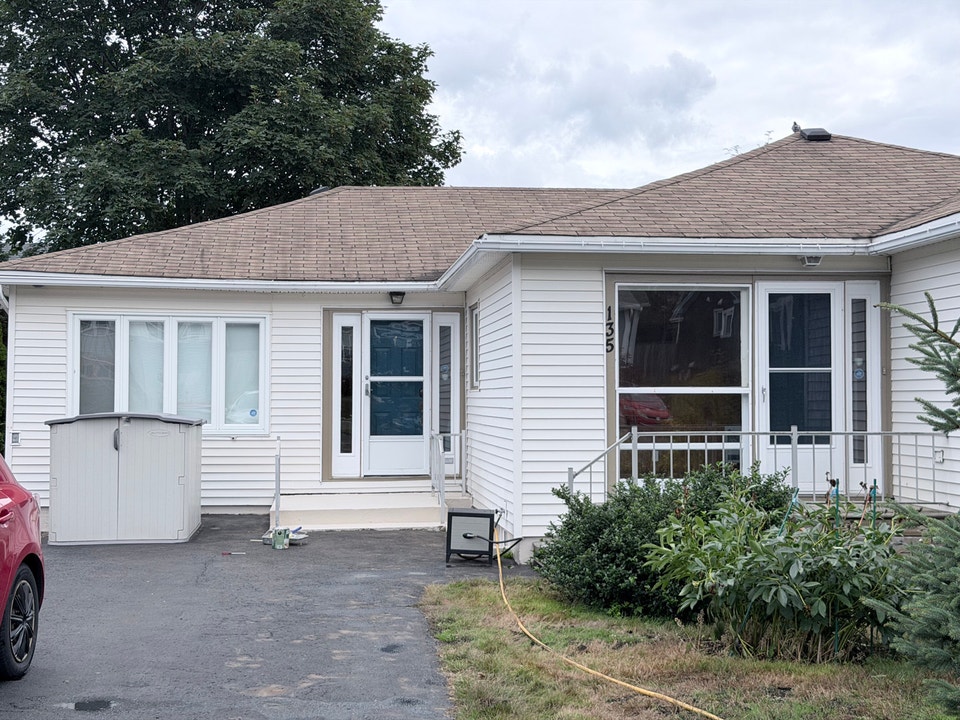 3 bedroom 1 bathroom house Churchill Square area 2