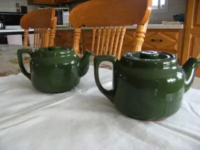 Deux petites théières de Beauce en terre rouge, View more