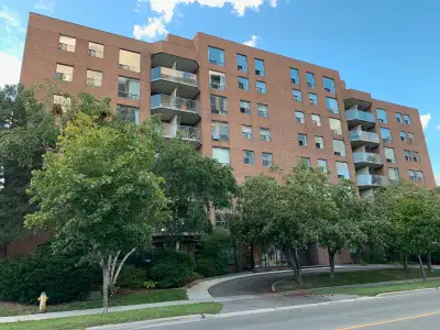 DOWNTOWN 2 BEDROOM AVAIL JULY 1 OR AUG 1