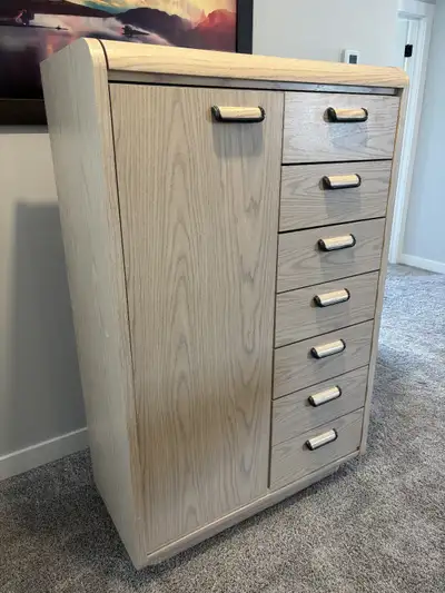Note: Pickup only - will not deliver For sale is a vintage Palliser smoked oak 4-piece bedroom set....