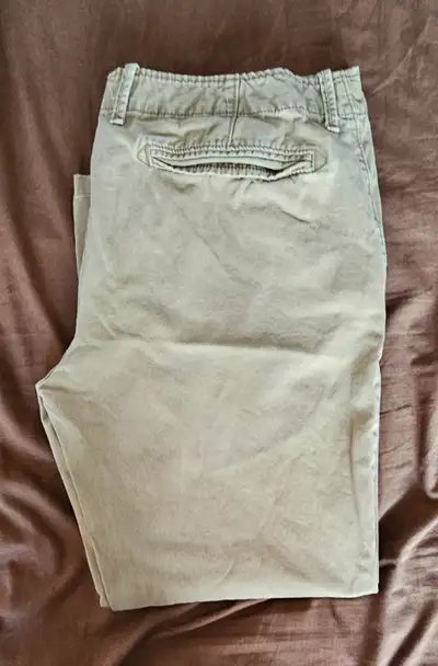 MEN'S KHAKI PANT WITH A NEW BELT (36 X 30) NEEDS TO GO ASAP . PICKUP - SCARBOROUGH M1P 5C7, CANADA ....