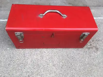 Metal toolbox 21" x 10" x 8 1/2" $15.00 OBO