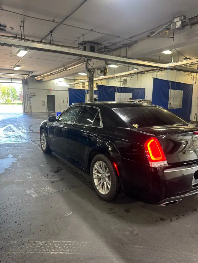 2017 Chrysler 300576493183976099842