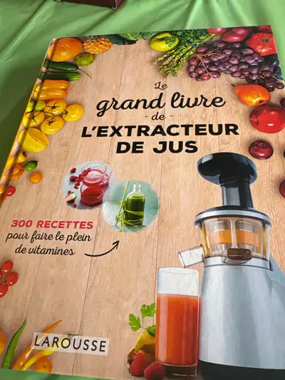 Explorez le monde des jus frais avec ce livre de recettes "Le grand livre de l'extracteur de jus" de...