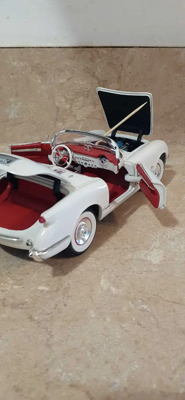 30 diecast cars and trucks 1/24 scale in Arts & Collectibles in Hamilton - Image 8