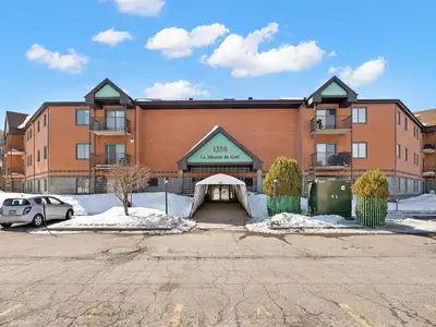 Condo 3 1/2 rénové au Manoir du Golf et libre pour le 1er juillet. Le condo peut être meublé ou non....