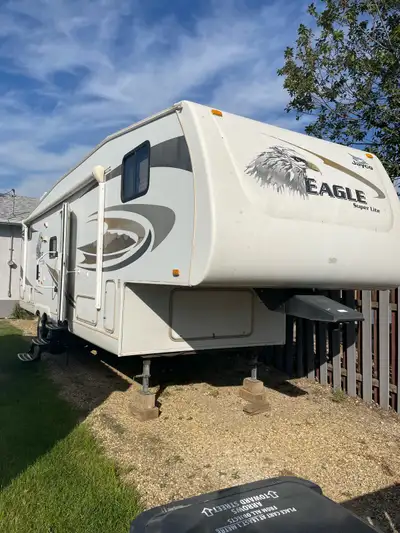 2008 Jayco Eagle Super Lite 30.5 BLS 5th wheel. 1 large slide out on driver side. Queen bed in front...