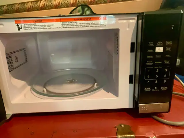 MASTER Chef EM720CL7 Microwave — $55