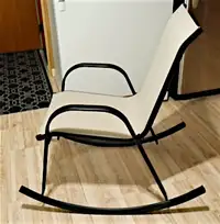 Chaise berçante en métal noir