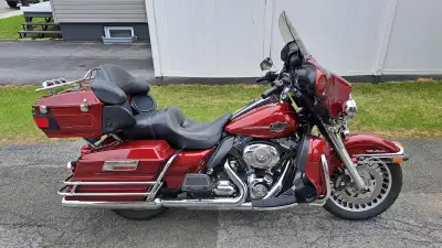 Harley Davidson FLHUC 2009, 64215 km. A vendre. $10,000. Très propre. Pneus neufs. Mécanique impécab...