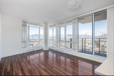 Sub-Penthouse -- Bright, spacious NW facing CORNER unit. 2-bedroom+den+flex home, featuring floor to...
