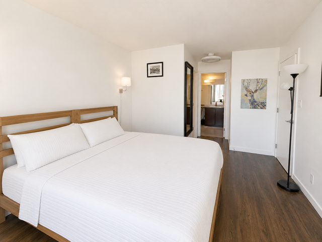Downtown Vancouver Apt – Sleeps 7 – Pool & Jacuzzi – July 17-18 in Short Term Rentals in Vancouver - Image 4
