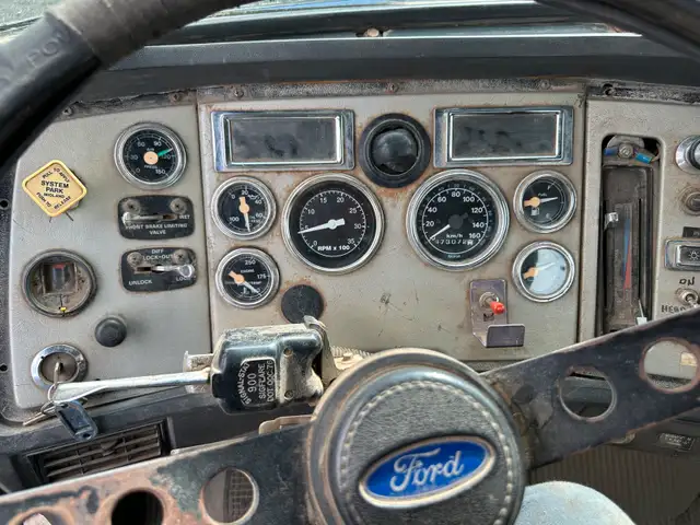1990 Ford L8000 Dump Gravel Truck, Rock Box in Heavy Trucks in Kamloops - Image 7