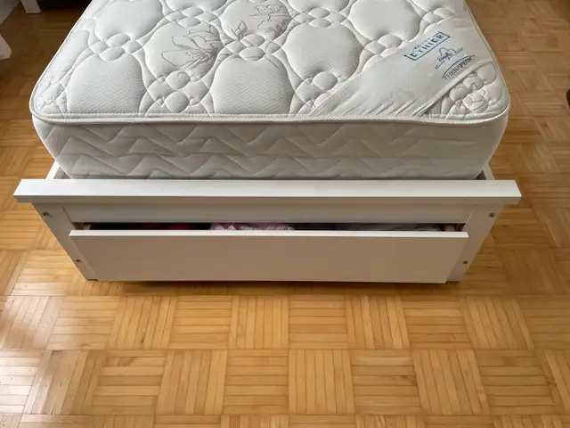 Lit simple en bois avec matelas in Beds & Mattresses in Longueuil / South Shore - Image 5
