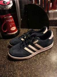 Chaussures adidas bleu marin , grandeur 7  pour homme 