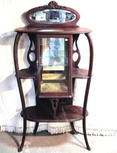 Curio, cabinet. Meuble pieds arqués gracieux avec étagères ouvertes et une magnifique porte vitrée s...
