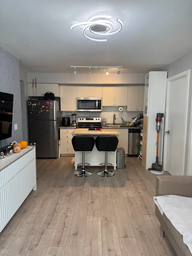 High-Floor River View Condo Room • 2-Min Weston GO/UP Express • in Room Rentals & Roommates in City of Toronto - Image 6