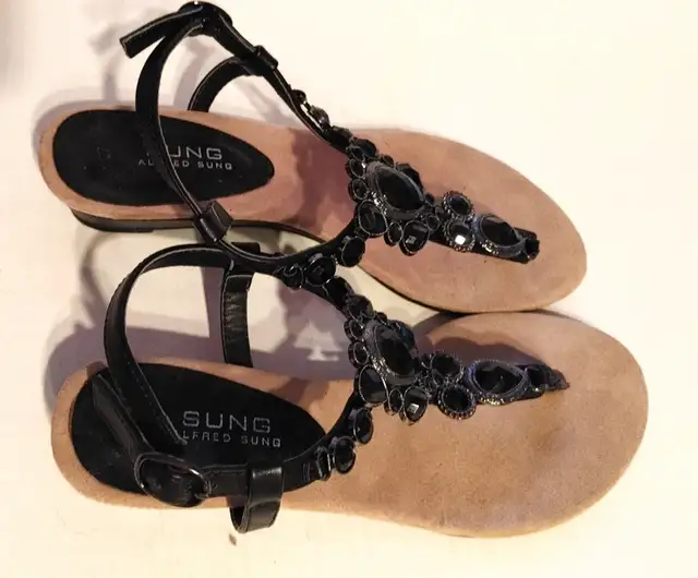 Women's Sandal sz 7 in Women's - Shoes in Norfolk County - Image 2
