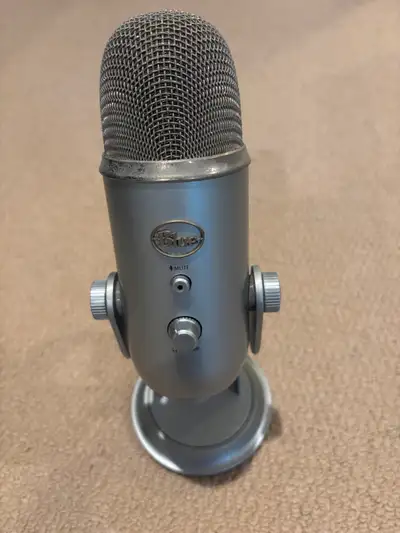 Good-quality mic for recording music, vocals or podcasting. Mic patterns: stereo, cardioid, bi-direc...