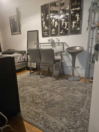 Belle chambre a louer dans un cute 4 et demi ,vous partager l'appartement avec azed qui reste la dep...
