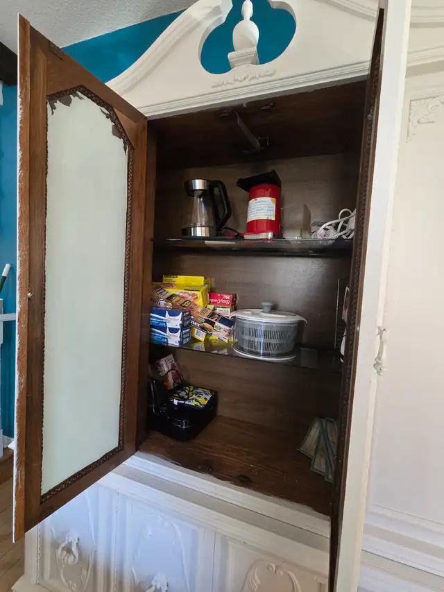 FREE Large White Vintage Cabinet in Bookcases & Shelving Units in Oshawa / Durham Region - Image 3