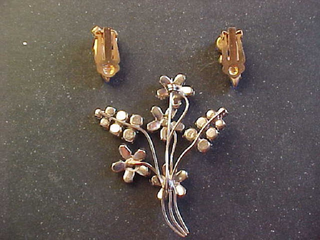 BROOCH AND EARINGS SET in Jewellery & Watches in Calgary - Image 2