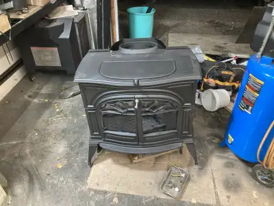 2010 Vermont Castings Defiant 1975 2N1 flexburn. Up to 75000 Btu. ~80% efficiency 3.2 cubic foot fir...