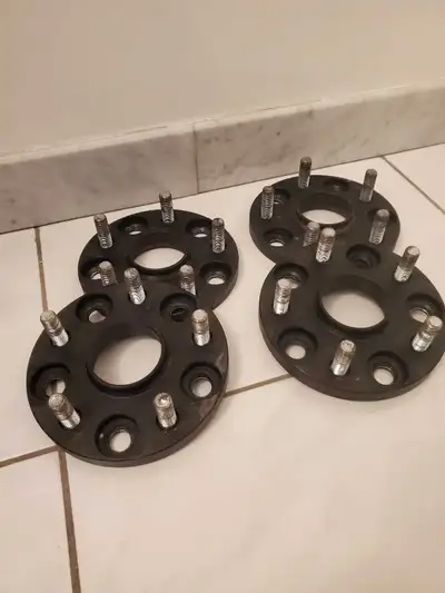 4x 15mm Akata Spacers with 56.1 center bore fitment and 5x114.3 bolt pattern. Unfortunately, they ar...