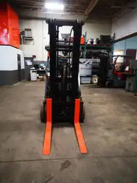 Toyota Electrical Forklift 3300 LBS Model 7FBCU30, 3 Stage Mast.