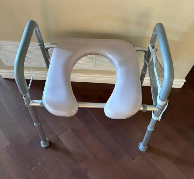 Raised Toilet Seat with Handles in Health & Special Needs in Kitchener / Waterloo - Image 4