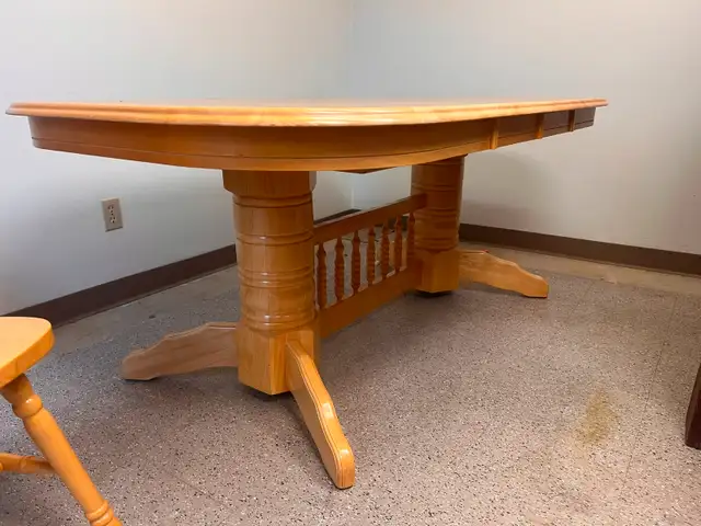 Solid Wood Pedestal Dining Table and Chairs63735876898563121