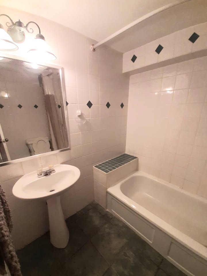 MOVE NOW! 2 BEDROOM+DEN. Yonge&Steeles.FREE Wifi,Parking,Laundry 3
