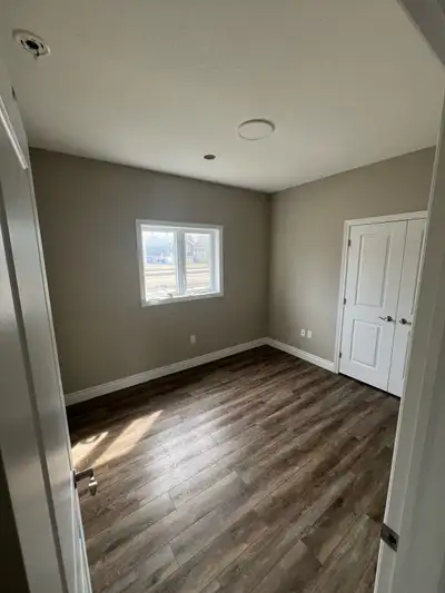Looking for roommate in 1 bedroom of a 3 bed, 2 bath apartment near downtown Stratford! This 1 bedro...