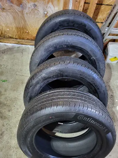 Ensemble de 4 pneus continantal pro contact 225 60 R17. Ils sont comme neuf, ils ont roulé seulement...