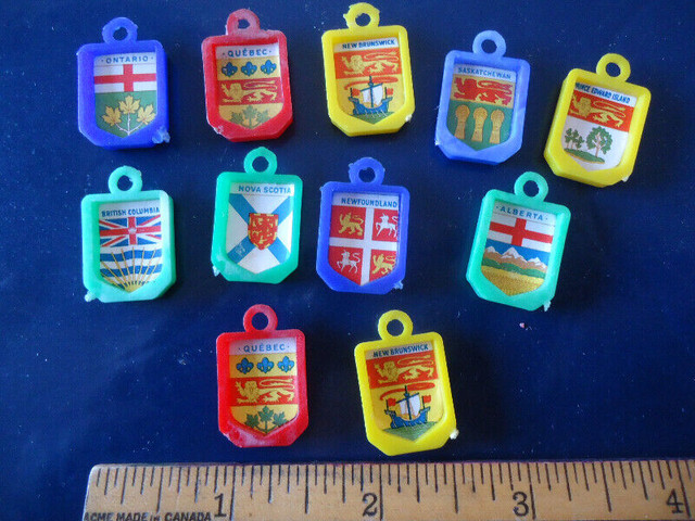 !960 Cracker Jack  (11) Médaillons Provinces  Plastic Charms in Arts & Collectibles in Québec City
