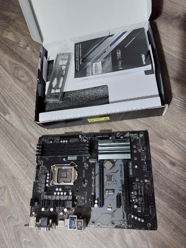 Like NEW - ASRock Z390 Pro 4 ATX motherboard (Intel LGA1151) in System Components in Gatineau - Image 2