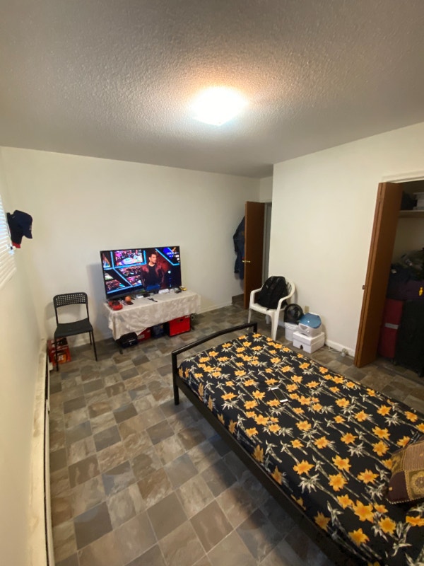 ROOM FOR RENT IN A 2 BEDROOM APARTMENT (NEAR 8TH ST SUPERSTORE) Room